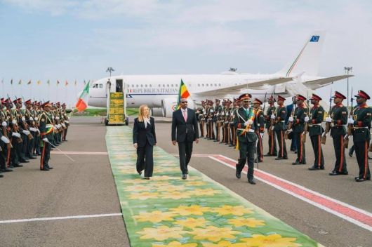 27일(현지시간) 아프리카 에티오피아를 방문한 조르자 멜로니 이탈리아 총리(왼쪽) 전용기에서 내린 뒤 아비 아머드 알리 에티오피아 총리의 안내로 에티오피아군 의장대를 사열하고 있다. 에티오피아 외교부 SNS 캡처