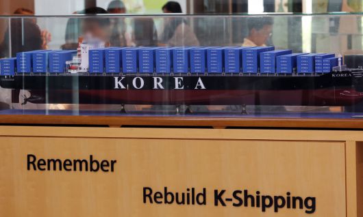 미국과 막판 관세협상을 벌이는 우리 정부가 미국에 '마스가(MASGA·Make American Shipbuilding Great Again)라는 이름을 붙인 수십조원 규모의 조선업 협력 프로젝트를 제안해 관심이 모아지고 있다. 사진은 29일 서울 여의도 한국해운협회에 전시된 선박 모형. 뉴스1