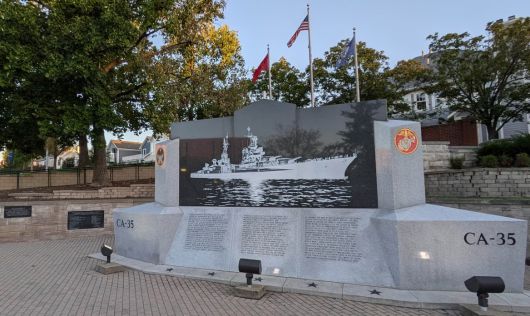 미국 중서부 인디애나주(州) 인디애나폴리스에 세워진 USS 인디애나폴리스 전몰 용사 위령비. 해군과 해병대원을 포함해 총 880명이 목숨을 잃었다. 미 해군 제공