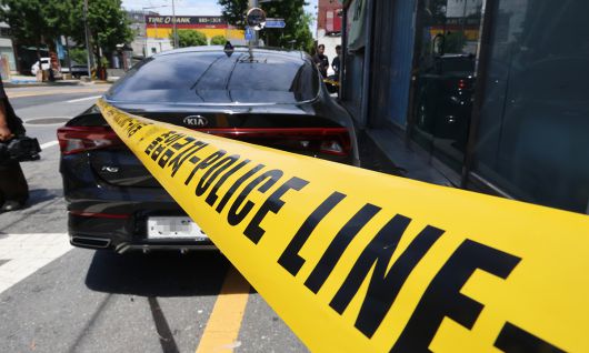 30일 대전 중구 한 지하차도 근처에서 전 연인을 살해한 혐의를 받는 A(20대)씨가 도주 약 24시간 만에 긴급체포 됐다. 사진은 A씨가 도주에 이용한 렌터카 주변으로 폴리스라인이 처져 있는 모습. 연합뉴스