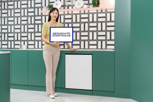 모델이 2025년 인간공학디자인상 ‘최고제품상’에 선정된 삼성전자 ‘비스포크 AI 식기세척기’를 소개하고 있다. 삼성전자 제공