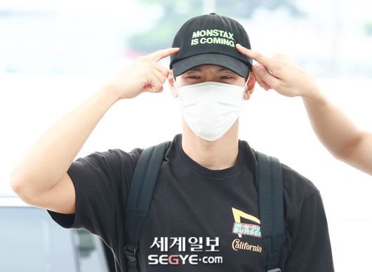 몬스타엑스 셔누(SHOWNU)가 30일 해외 일정 차 인천국제공항을 통해 미국 LA로 출국하기 전 취재진을 향해 포즈를 취하고 있다. 한윤종 기자