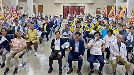 30일 전북 전주 보훈회관에서 열린 ‘신통일한국 피스로드 2025 통일대장정’ 에서 참석자들이 대회기를 흔들고 있다. 전주=김동욱 기자