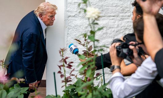 기자들 질문 듣는 트럼프 영국 스코틀랜드 순방에서 돌아온 도널드 트럼프 미국 대통령이 29일(현지시간) 미국 워싱턴 백악관의 로즈가든 인근에서 기자들의 질문에 답하고 있다. 워싱턴=UPI연합뉴스