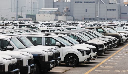 도널드 트럼프 미국 행정부가 상호관세 부과 시점으로 예고한 내달 1일을 이틀 앞둔 30일 경기도 평택항에 수출용 자동차가 세워져 있다.    연합뉴스