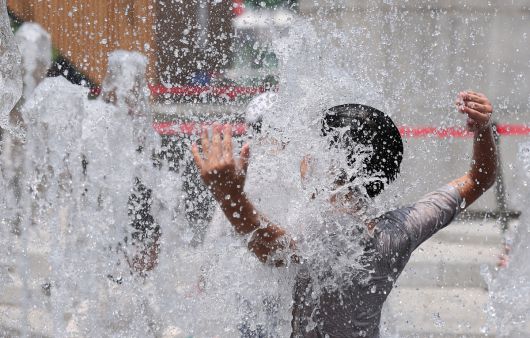 전국 대부분 지역에 폭염특보가 내려진 29일 서울 광화문광장 바닥분수에서 어린이들이 물놀이를 즐기고 있다. 뉴스1