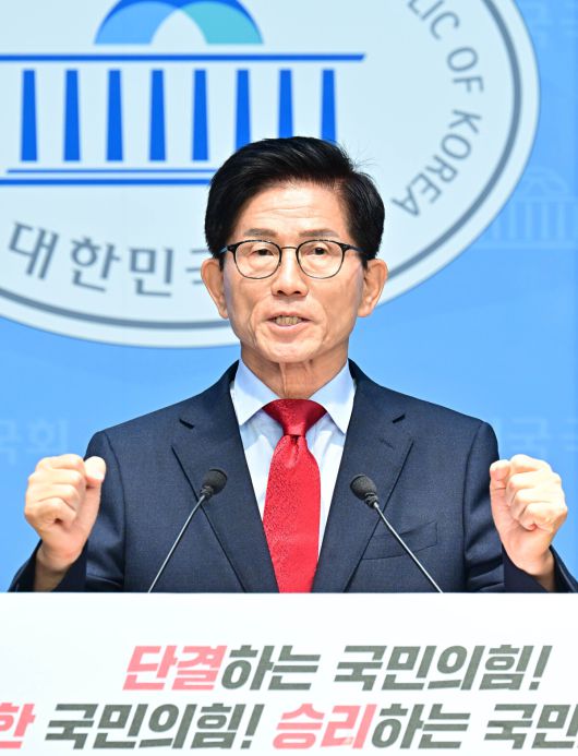 김문수 국민의힘 당대표 후보가 31일 오전 서울 여의도 국회 소통관에서 기자회견을 열고 비전·공약을 발표하고 있다. 이재문 기자