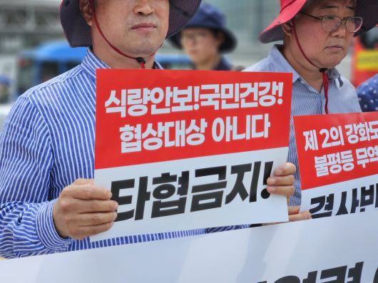 전국한우협회 회원들이 30일 오전 서울 종로구 주한 미국대사관 앞에서 30개월령 이상 미국산 소고기 수입 개방 반대 기자회견을 열고 있다.