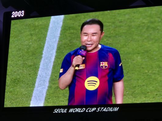 세계적인 축구 명문 FC바르셀로나와 국내 프로축구 FC서울의 한여름밤 스페셜 매치가 펼쳐진 31일 서울 마포구 서울월드컵경기장에서 제너시스BBQ 그룹의 윤홍근 회장이 인사를 하고 있다.