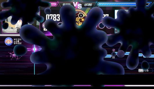 방대방 노래 대결 중 아이템 사용 이미지, 먹물 효과로 화면을 가려 노래를 방해할 수 있다. 티제이미디어 제공