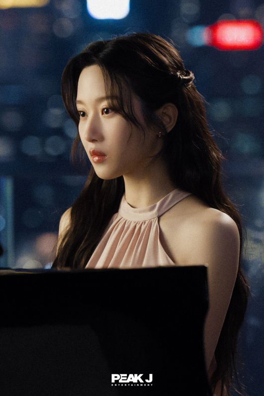 문가영 특유의 감성이 담긴 '서초동 스타일링'이 화제다. 피크제이 엔터테인먼트 제공