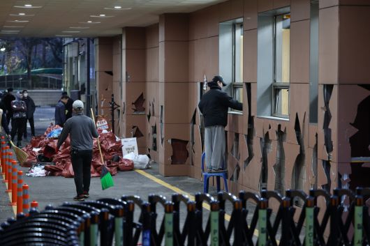 지난 1월19일 윤석열 대통령 지지자들의 폭력 난입 사태가 발생한 서울 마포구 서울서부지방법원에서 관계자들이 파손된 유리창 등 폐기물을 치우고 있다. 뉴스1