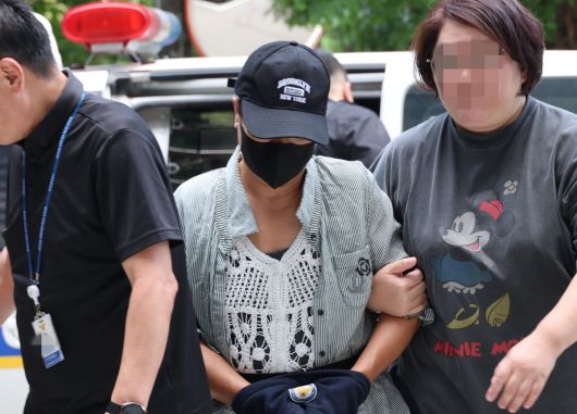 남편의 신체 중요 부위를 절단해 살해하려 한 혐의를 받는 50대 여성이 2일 구속 전 피의자 심문(영장실질심사)이 열리는 인천지법에 들어서고 있다. 인천=연합뉴스