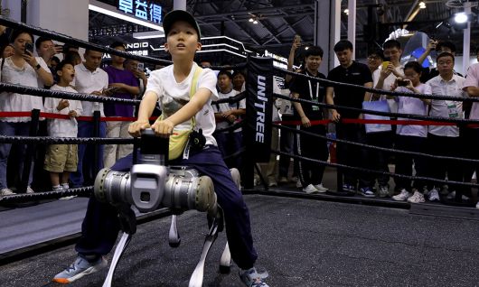 방문객들이 사족보행 로봇을 체험해 보는 모습. 상하이=신화연합뉴스(AFP연합뉴스)