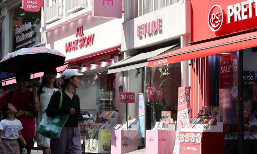 1일 서울 명동의 화장품 매장 밀집구역을 외국인들이 지나고 있다. 연합뉴스
