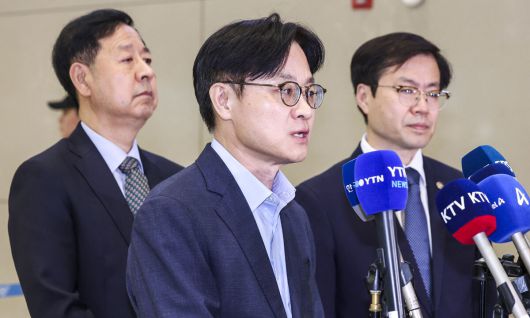 한미 관세 협상을 마친 김정관 산업통상자원부 장관이 1일 인천국제공항 2터미널을 통해 귀국하며 취재진 질문에 답하고 있다. 뉴시스