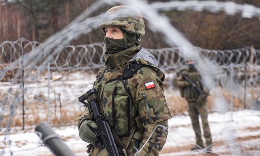 폴란드 군인이 국경에 설치된 철조망 지대를 순찰하고 있다. 게티이미지