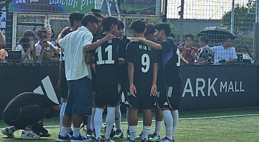 2일 서울 용산 아디다스 더 베이스에서 열린 'F50 써머 챌린지' 행사에서 이강인 선수가 풋볼 매치 전 팀 회의를 하고 있는 모습.