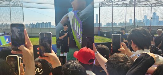 2일 서울 용산 아디다스 더 베이스에서 열린 'F50 써머 챌린지' 행사에서 이강인 선수가 팬들과 취재진에 둘러싸여 있다.