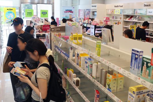 지난달 27일 민생회복 소비쿠폰 사용 가능 매장인 서울 시내 한 올리브영 가맹점 진열대가 텅 비어 있다. 연합뉴스