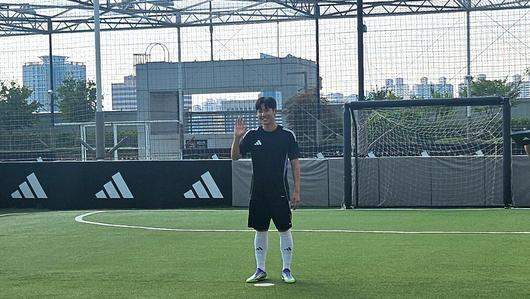 2일 서울 용산 아디다스 더 베이스에서 열린 'F50 써머 챌린지' 행사에서 이강인 선수가 풋볼 매치 전 취재진을 향해 인사하고 있다.