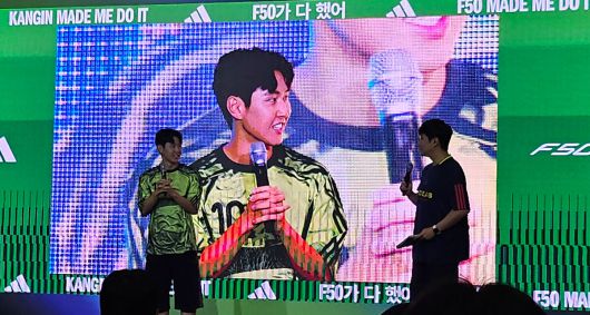 2일 서울 용산 아디다스 더 베이스에서 열린 'F50 써머 챌린지' 행사에서 이강인 선수가 사회자의 질문을 듣고 있다.