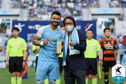 세징야(왼쪽)와 조광래 대구FC 대표이사. 한국프로축구연맹 제공