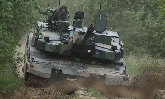 폴란드군 K-2GF 전차가 험지기동훈련을 하고 있다. 로이터연합뉴스