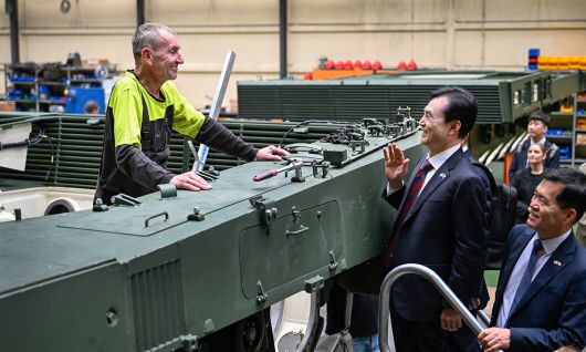 안규백 국방부 장관이 1일 폴란드 부마르 공장 현지 생산 시설을 둘러보고 있다. 국방부 제공