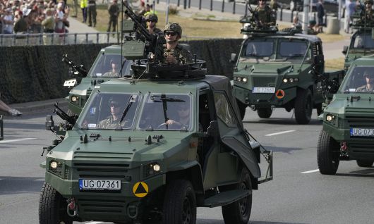 폴란드 군용차량이 도로를 이동하고 있다. AP통신