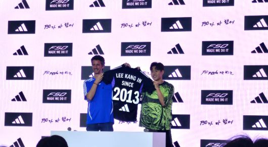 2일 서울 용산 아디다스 더 베이스에서 열린 'F50 써머 챌린지' 행사에서 마커스 모렌트 아디다스코리아 대표이사와 이강인선수가 기념촬영을 하고 있다.