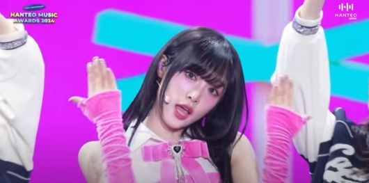 최예나가 '예나 코어'로 컴백했다. 유튜브 채널 'HANTEO CHART [한터차트]' 영상 캡처