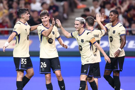 FC서울과의 경기에서 FC바르셀로나 가비가 여섯번째 골을 넣은 뒤 동료들의 축하를 받고 있다. 연합뉴스