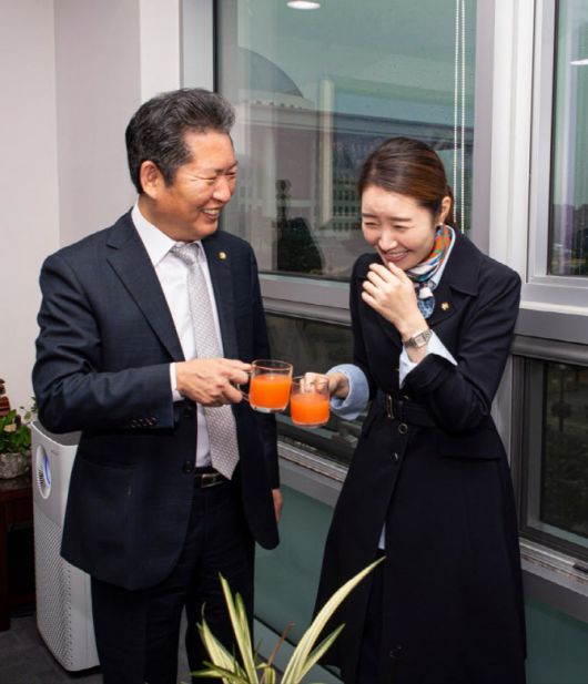 더불어민주당 정청래 당대표와 강선우 의원. 2020년 11월 정 대표가 자신의 소셜미디어에 강 의원에 대한 후원을 요청하며 올린 사진. 정청래 대표 SNS