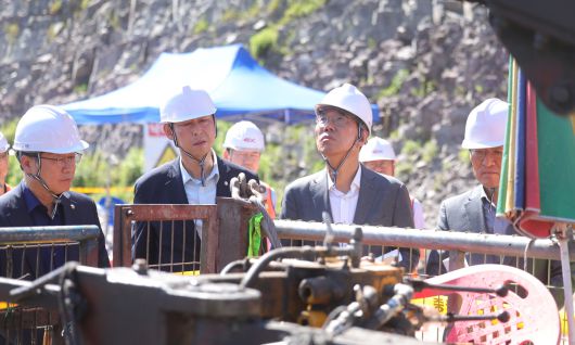 지난 7월 31일 더불어민주당 산업재해예방 태스크포스(TF)와 안호영 국회 환경노동위원장이 최근 노동자 사망사고가 발생한 포스코이앤씨의 경남 함양울산고속도로 의령나들목 공사 현장을 둘러보고 있다. 연합뉴스