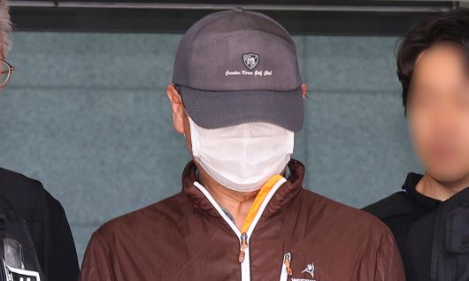 인천 송도에서 사제 총기로 아들을 살해한 60대 남성 A씨가 지난 7월 30일 인천 논현경찰서 유치장에서 검찰로 송치되고 있다. 연합뉴스