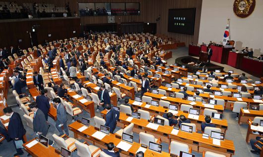 국힘 필리버스터 돌입하자 자리 뜨는 與 4일 열린 국회 본회의에 상정된 ‘방송3법’(방송법·방송문화진흥회법·한국교육방송공사법 개정안) 처리를 저지하기 위해 국민의힘 신동욱 의원이 필리버스터(무제한 토론)를 시작하자 더불어민주당 의원들이 본회의장을 떠나고 있다. 이재문 기자