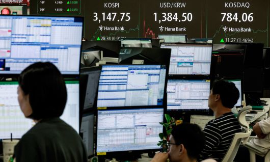 4일 서울 중구 하나은행 딜링룸에서 직원들이 업무를 보고 있다. 코스피는 전 거래일(3119.41)보다 28.34포인트(0.91%) 오른 3147.75에, 코스닥 지수는 전 거래일(772.79)보다 11.27포인트(1.46%) 상승한 784.06에 거래를 마쳤다. 서울 외환시장에서 원·달러 환율은 전 거래일(1401.4원)보다 16.2원 내린 1385.2원에 주간 거래를 마감했다. 뉴시스