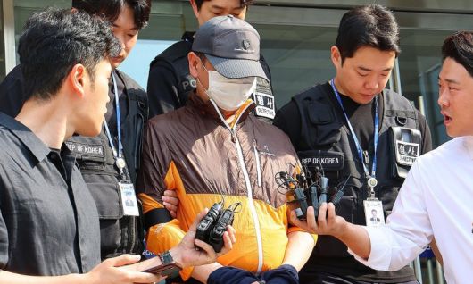 인천 송도에서 사제 총기로 아들을 살해한 60대 남성 A씨가 30일 인천 논현경찰서 유치장에서 검찰로 송치되고 있다. 인천=연합뉴스