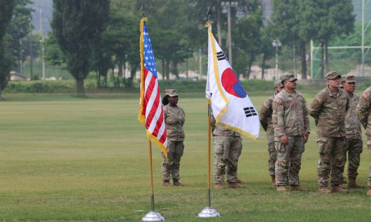 지난 6월 18일 경기도 동두천시 캠프 케이시에서 열린 주한미군 순환배치 여단 임무교대식에서 태극기와 성조기가 나란히 놓여 있다. 연합뉴스