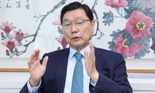 정덕구 니어재단 이사장이 서울 서초구 사무실에서 가진 세계일보와의 인터뷰에서 이재명정부 첫 한·미 정상회담에 대해 “한·미 동맹, 한·미·일 체제에 대한 확고한 신뢰와 의지를 표현하는 것이 중요하다”며 양국 대통령이 상호 신뢰자산을 축적하는 것이 최대 과제라고 강조하고 있다. 남정탁 기자