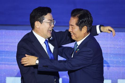 더불어민주당 정청래 신임 당대표(오른쪽)와 박찬대 후보가 지난 2일 경기 고양시 킨텍스에서 열린 제2차 임시전국당원대회에서 당선 발표 후 포옹하고 있다. 고양=뉴스1