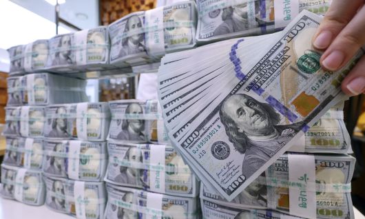 5일 서울 중구 하나은행 위변조대응센터에서 직원이 100달러 지폐를 살펴보고 있다. 뉴스1