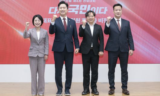 지난 4일 서울 여의도 국민의힘 당사에서 열린 제6차 전당대회 청년최고위원 후보자 비전대회에서 4명의 청년최고위원 후보들이 기념 촬영을 하고 있다. 왼쪽부터 손수조·우재준·최우성·박홍준 후보. 국민의힘 제공