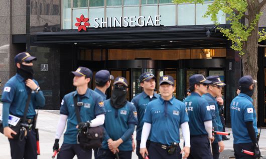 지난 5일 서울 중구 신세계백화점 본점에 폭발물을 설치했다는 신고가 접수돼 경찰이 주변을 통제하고 있다. 뉴시스