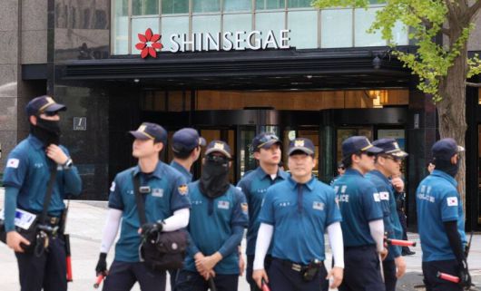 지난 5일 오후 서울 중구 신세계백화점 본점에 폭발물을 설치했다는 신고가 접수돼 경찰이 주변을 통제하고 있다. 뉴시스