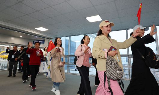 지난 2024년 5월 7일 인천항에 도착한 크루즈 스펙트럼오브더씨호(Spectrum of the seas·16만9천t급)를 타고 온 중국 단체 관광객들이 입국하고 있다. 연합뉴스