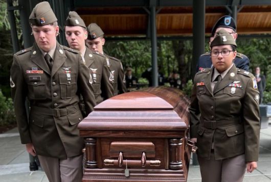 2024년 9월 미국 워싱턴주 켄트 타호마 국립묘지에서 6·25 전쟁 참전용사 프레드릭 아서 히긴스(1931∼1951) 육군 상병이 의장병들에 의해 옮겨지고 있다. 히긴스는 전사 후 72년이 흐른 2003년에야 유해의 신원이 확인돼 고향으로 돌아갔다. SNS 캡처