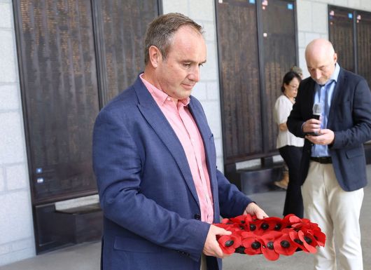 지난 5일 서울 용산 전쟁기념관을 방문한 영국 공군의 앨런 마샬 항공우주사령관(중장)이 6·25 전쟁 당시 영국군 전사자 이름이 새겨진 명비에 헌화하고 있다. 전쟁기념사업회 제공