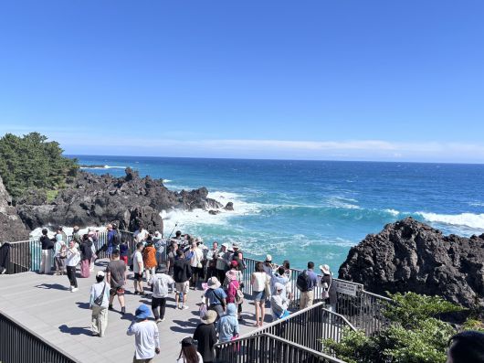 7월 25일 중국발 크루즈선 아도라 매직시티호를 타고 제주 강정항에 내린 중국인 관광객들이 서귀포 주상절리에서 절경을 만끽하고 있다.
